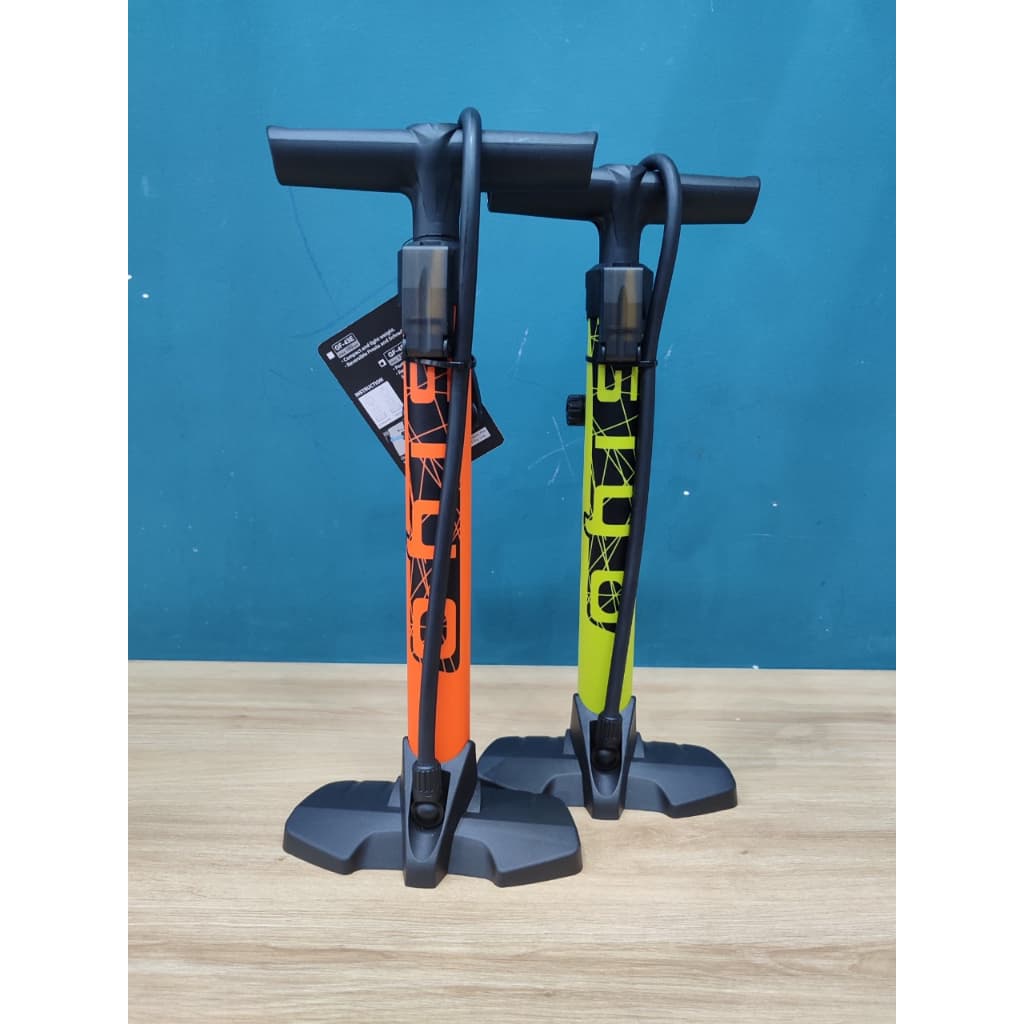 Bơm sàn mini GIYO GF-45 bơm được van honda và van xe đạp, có kèm theo kim bơm bóng và đầu van bơm phao bơi, nệm hơi