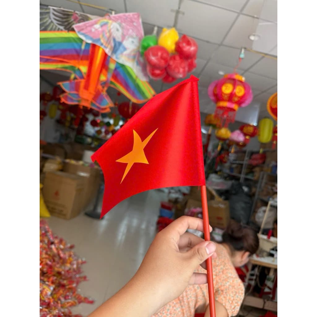 Cờ vẫy cầm tay in 1 mặt với băng rôn cho bé khai giảng hay đi dự sự kiện v.vv